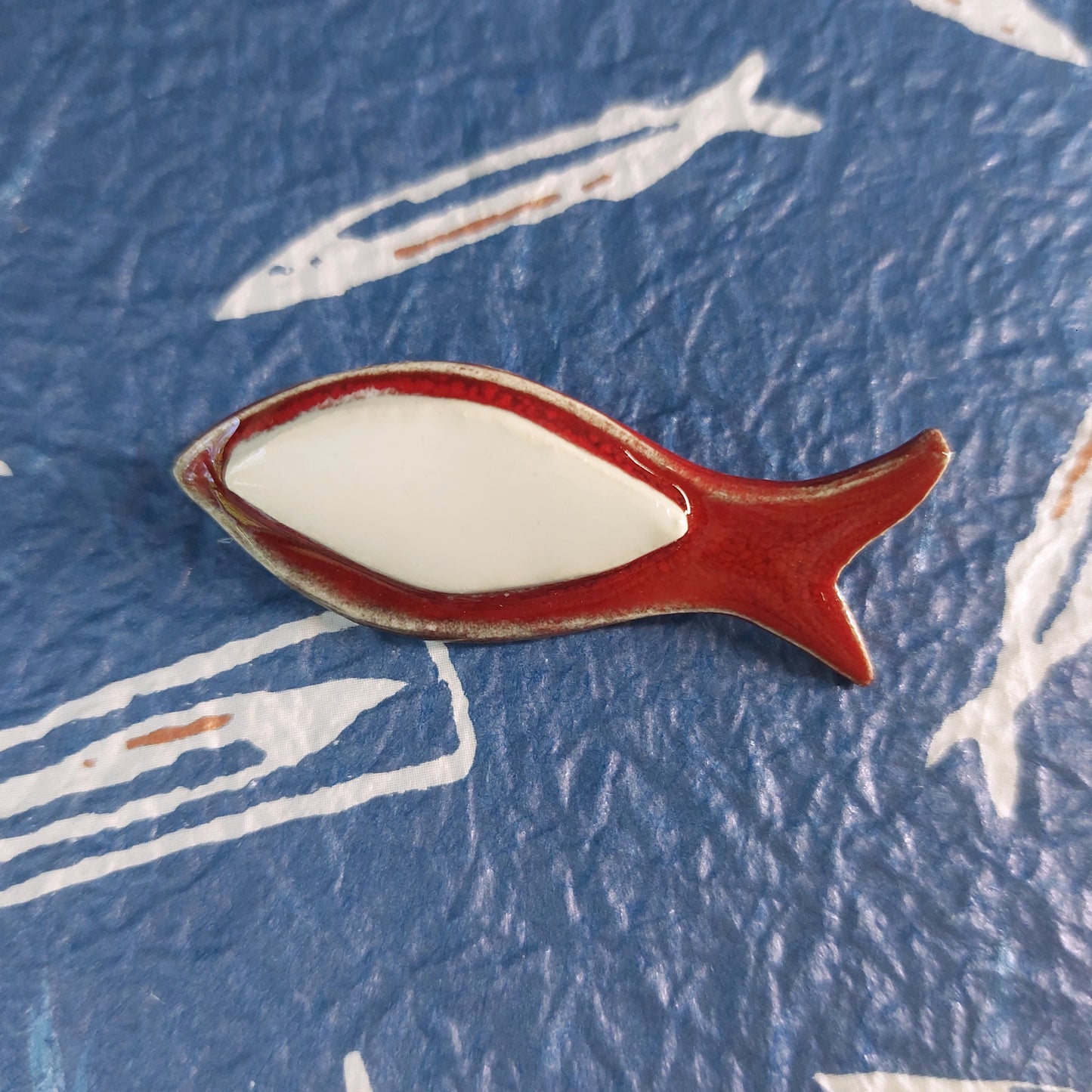 Spilla Pesciolino in ceramica bianco e azzurra in 3 varianti colore