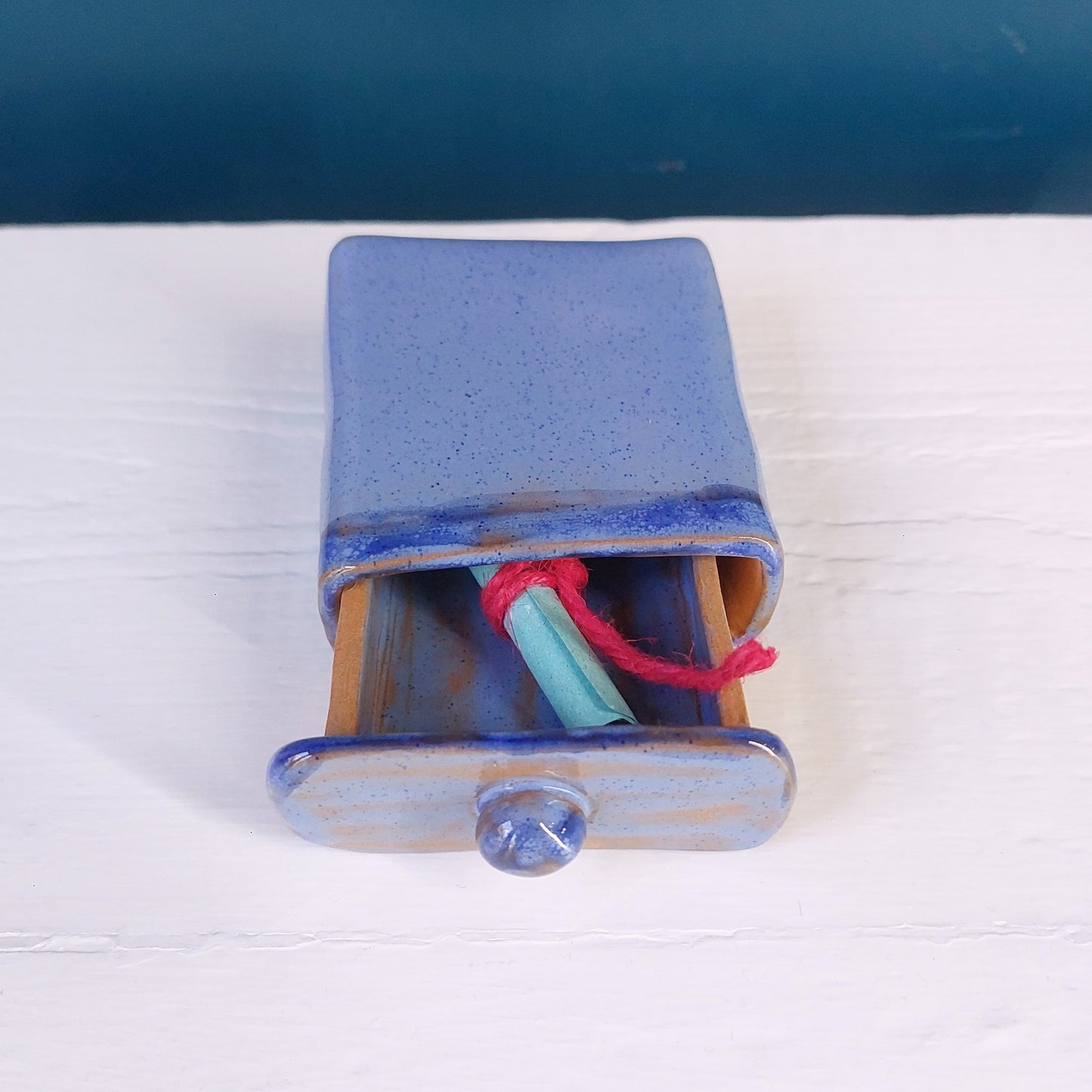"Il sogno nel cassetto" in ceramica azzurra e blu, con piccolo biglietto in carta. Formato grande.