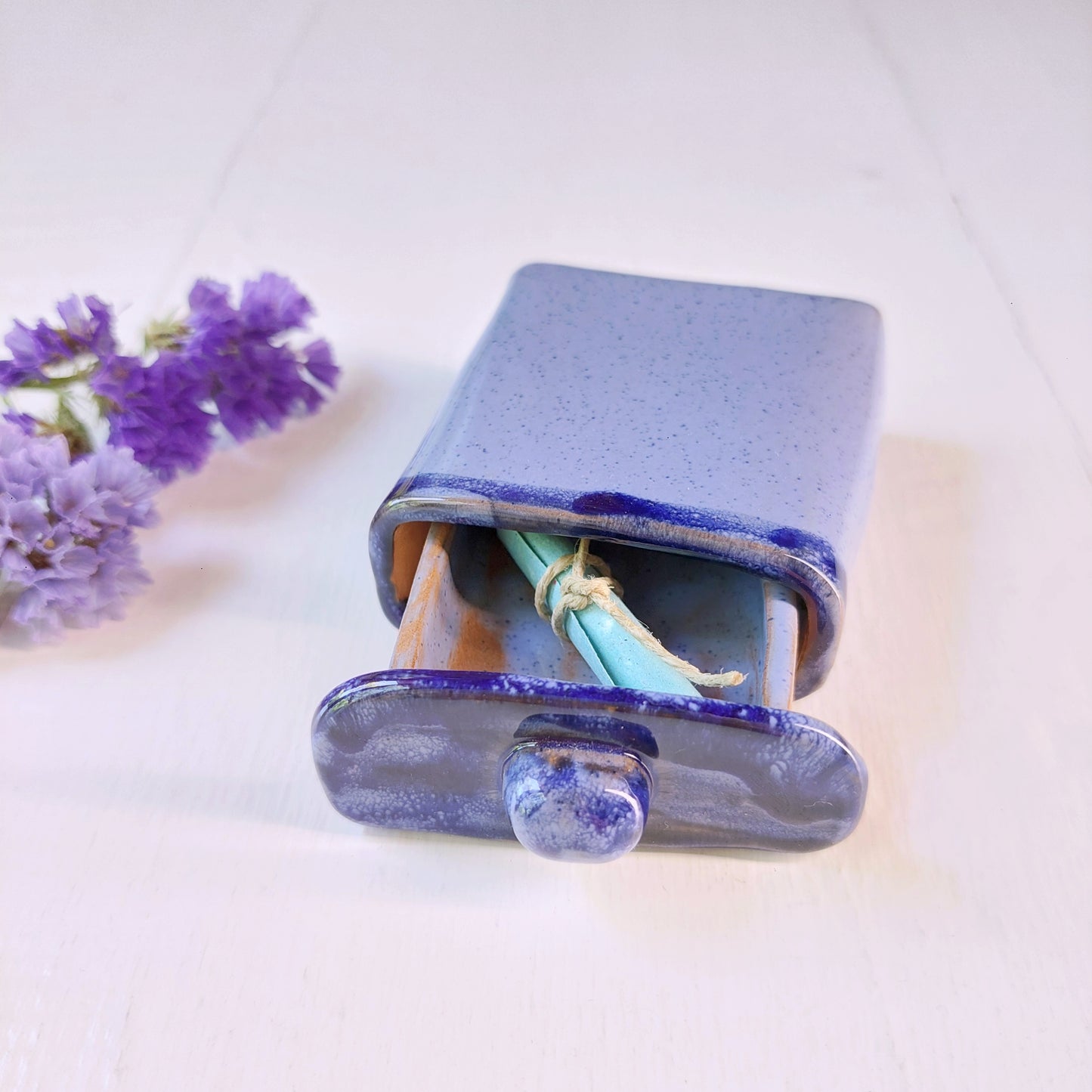 "Il Sogno nel cassetto" ceramica azzurra e blu, con foglio arrotolato in carta, formato medio.