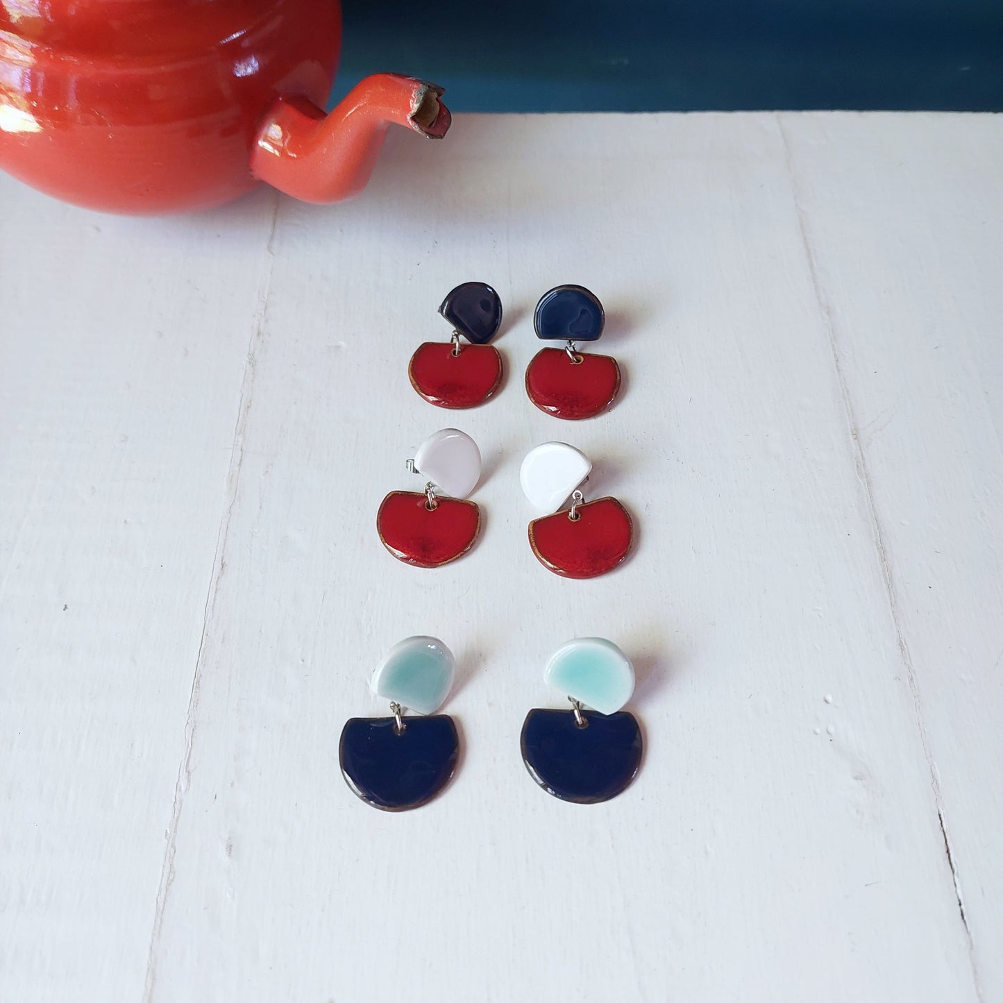 Orecchini pendenti Lune in ceramica blu e rossa in tre varianti colore