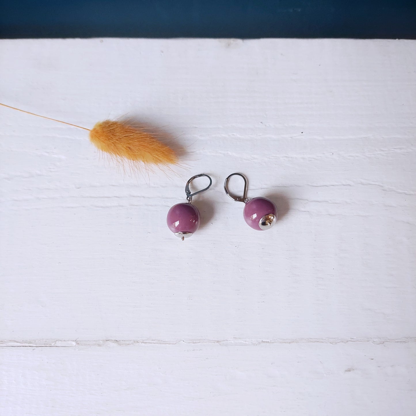 Orecchini pendenti Giro Tondi in ceramica celeste, in sette varianti colori.