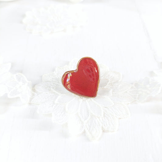 Spilla cuore piccola, in ceramica rossa con retro in metallo.