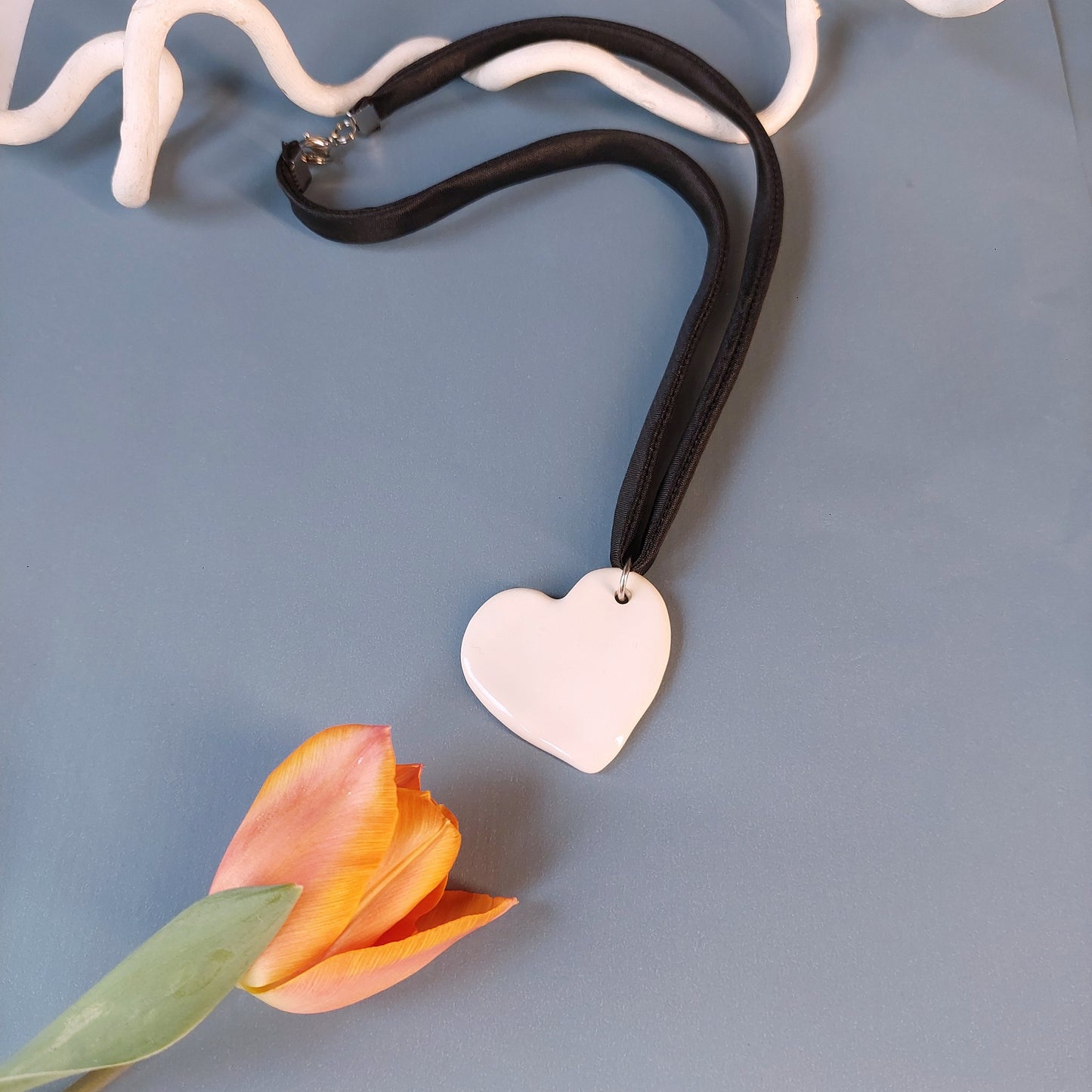 Collana con cuore in ceramica  bianca e laccio nero.