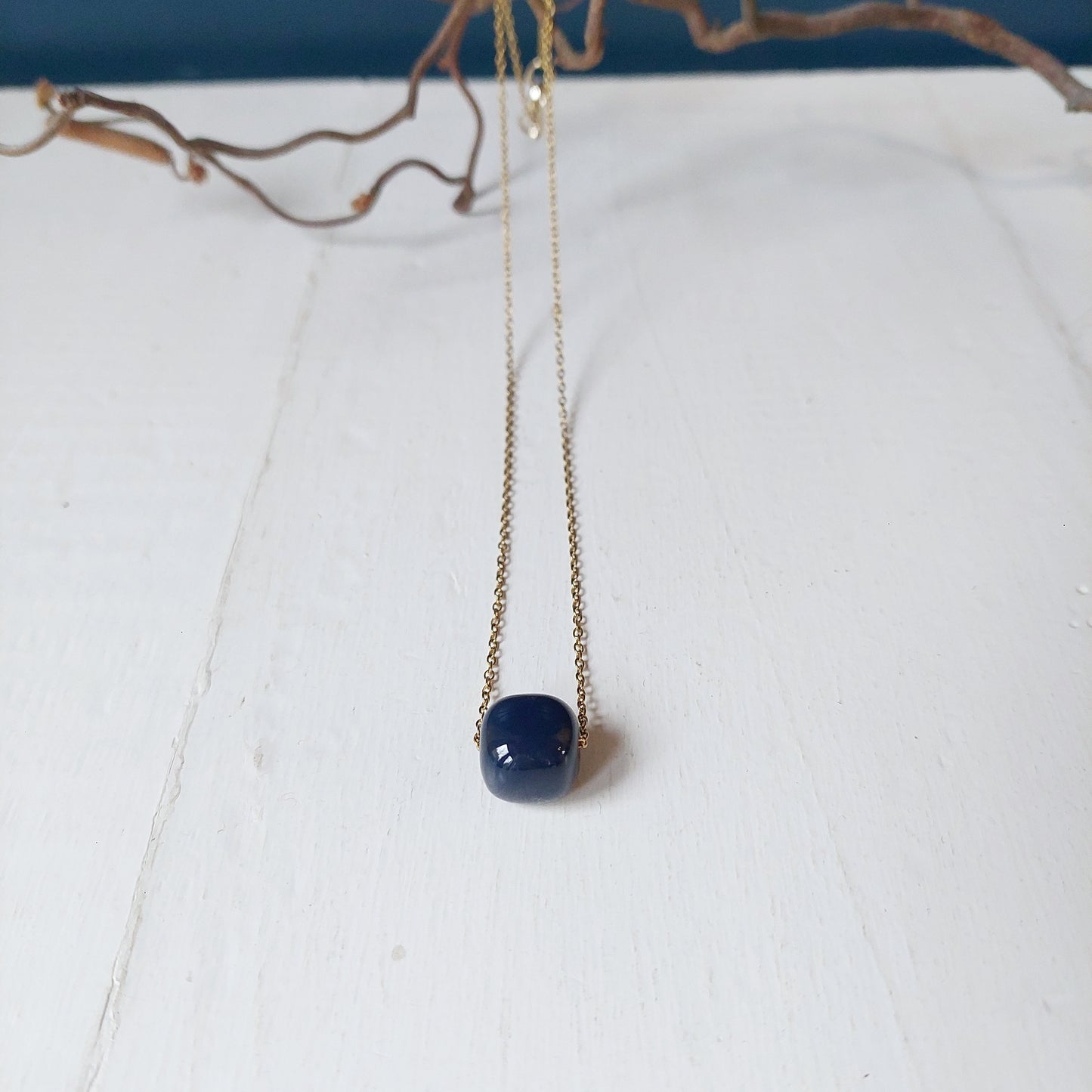 Collana girocollo con perla in ceramica rossa e catena color oro, in tre varianti.