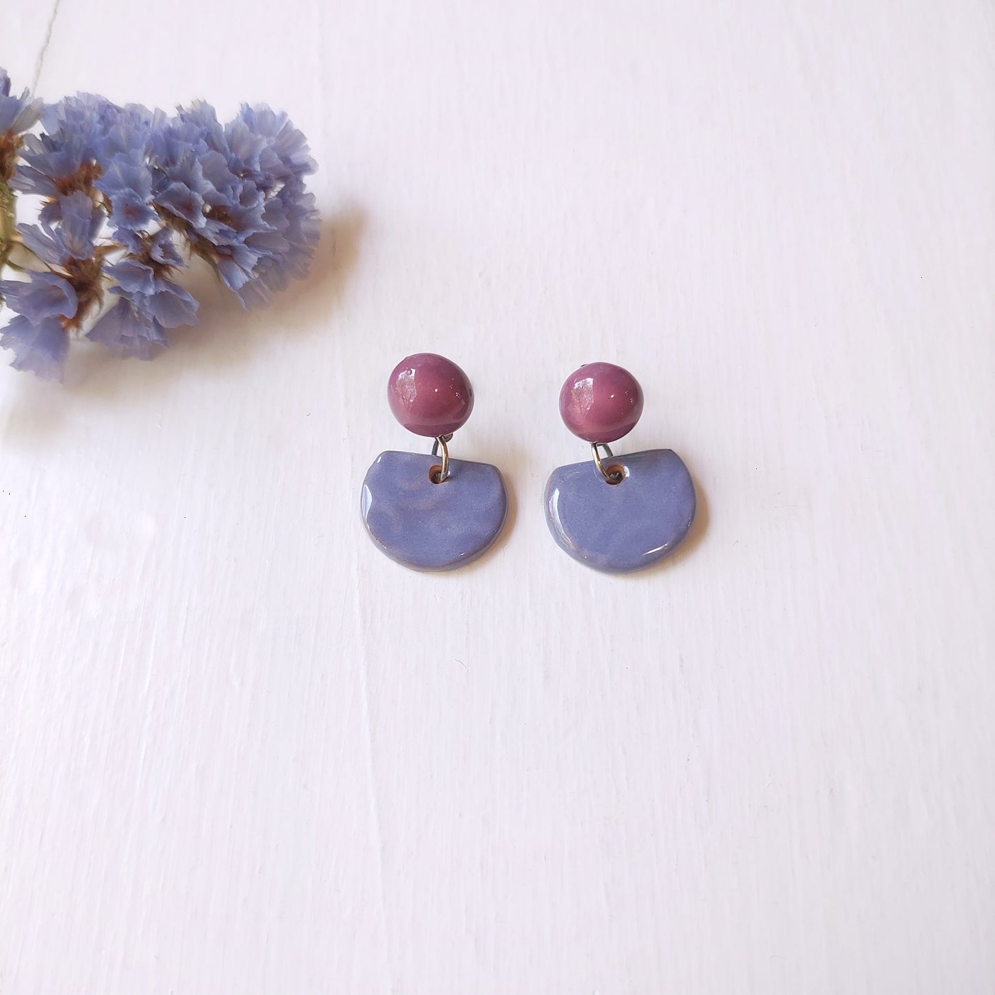 Orecchini pendenti in ceramica rossa bombata e ceramica bianca, in tre varianti colore.