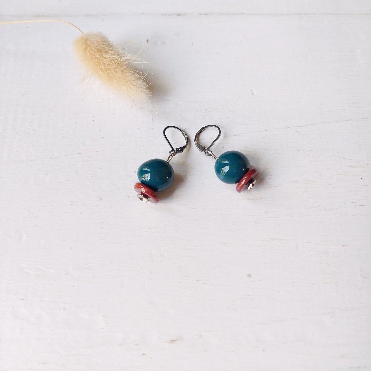 Orecchini Madame pendenti in ceramica bianca e rossa, in cinque varianti colori.