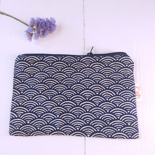 Pochette in fantasia di cotone blu e bianco foderata.