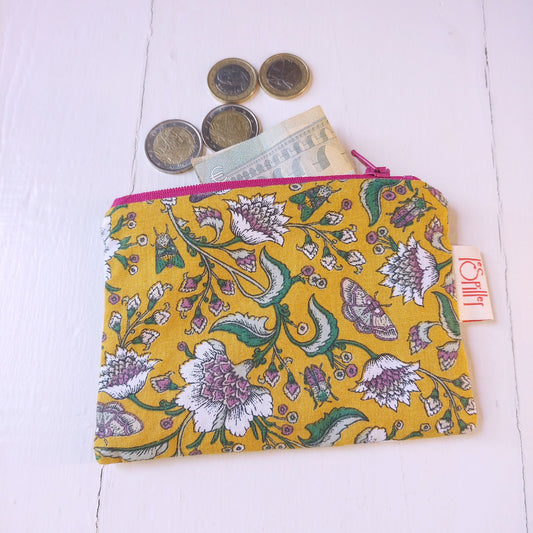 Pochette in cotone con fantasia floreale su fondo giallo foderata.
