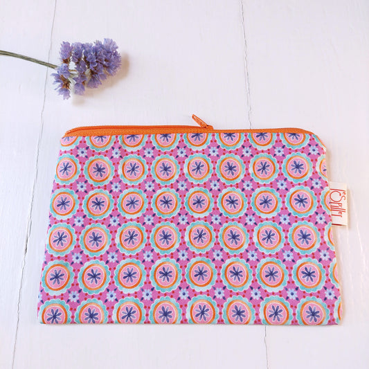 Pochette in cotone con decorazione geometrica dai colori pastello foderata.