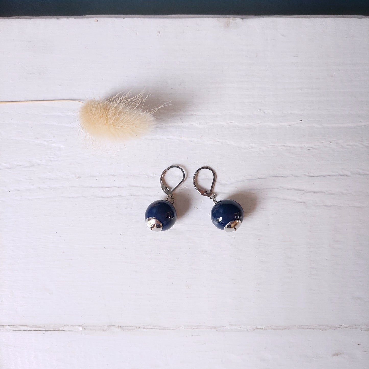 Orecchini pendenti Giro Tondi in ceramica celeste, in sette varianti colori.