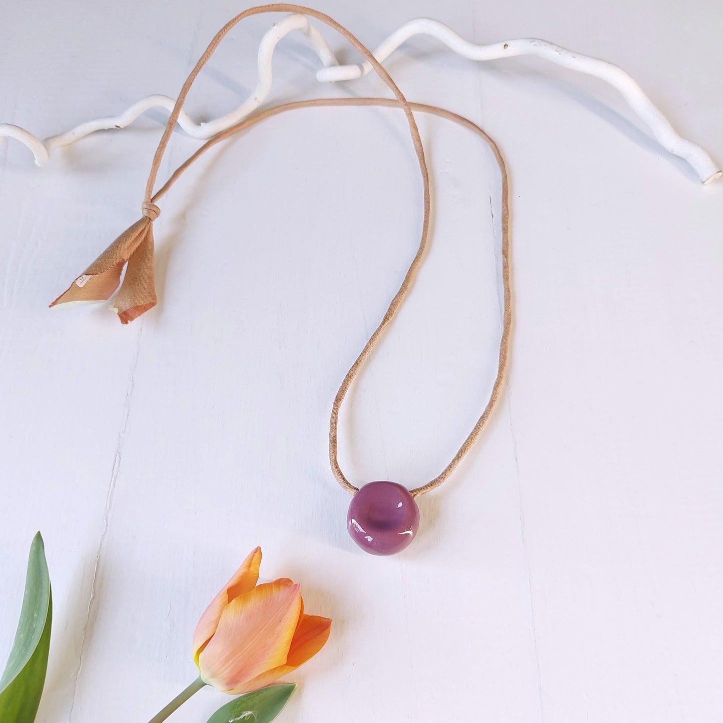 Collana donna con perla worry stones in ceramica viola e laccio in seta rosa.