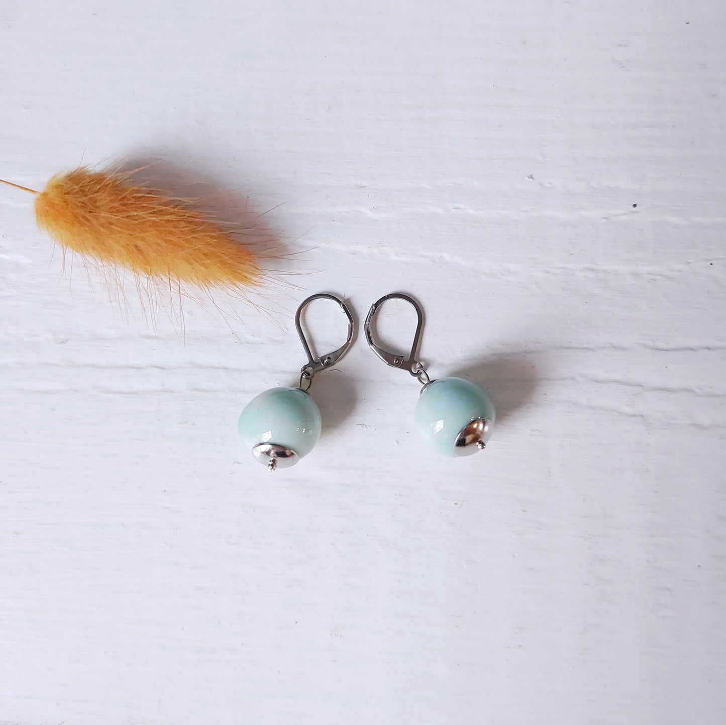 Orecchini pendenti Giro Tondi in ceramica celeste, in sette varianti colori.