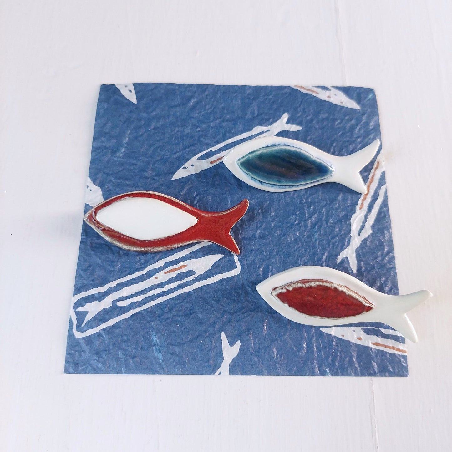 Spilla Pesciolino in ceramica bianco e azzurra in 3 varianti colore