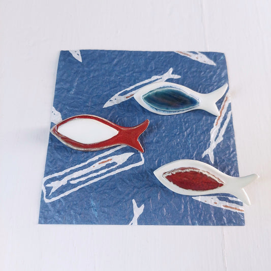 Spilla Pesciolino in ceramica bianco e azzurra in 3 varianti colore