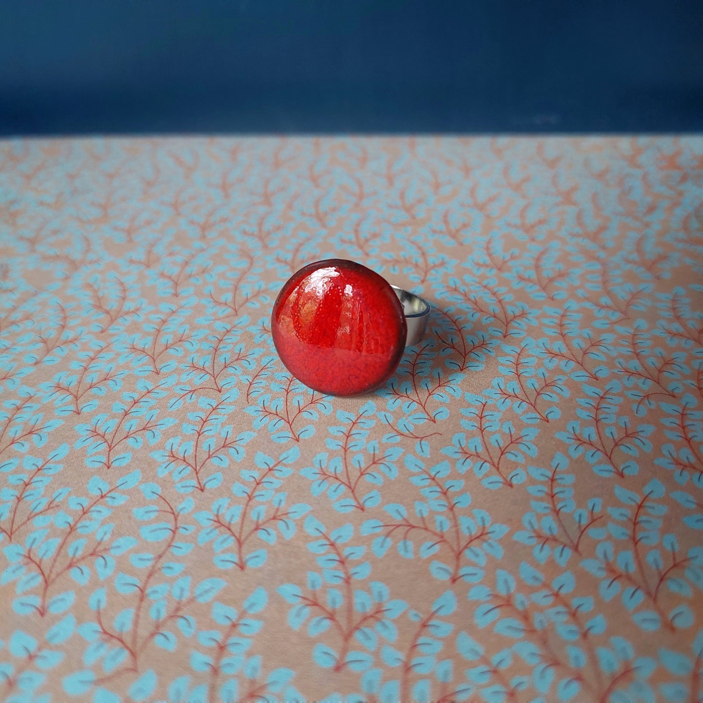 Anello da donna rosso in ceramica piatto