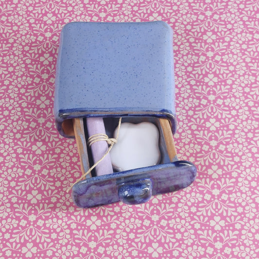"Il sogno nel cassetto" ceramica azzurra e blu, con un piccolo foglio di carta ed una nuvoletta in ceramica. in ceramica. Formato medio.