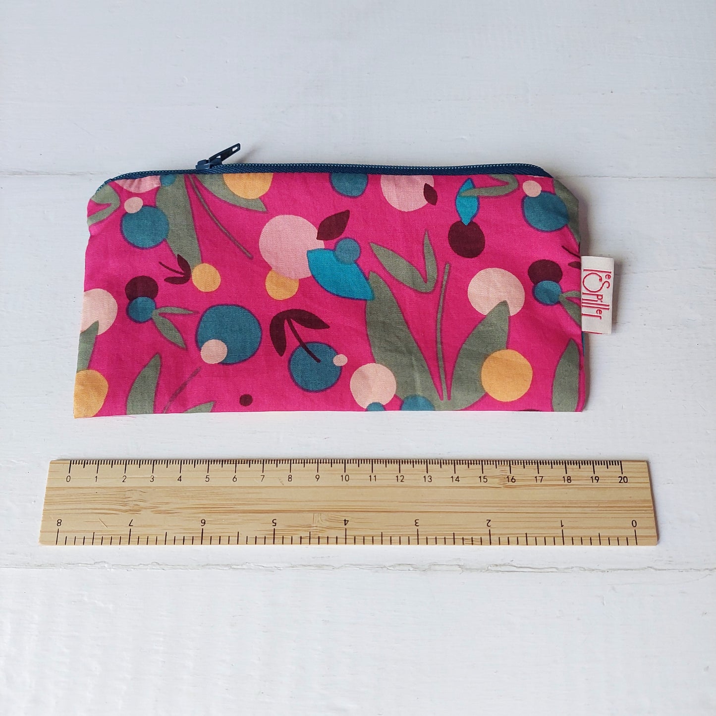 Pochette in cotone rosa, verde e azzurro con decorazione floreale stilizzata, foderata.