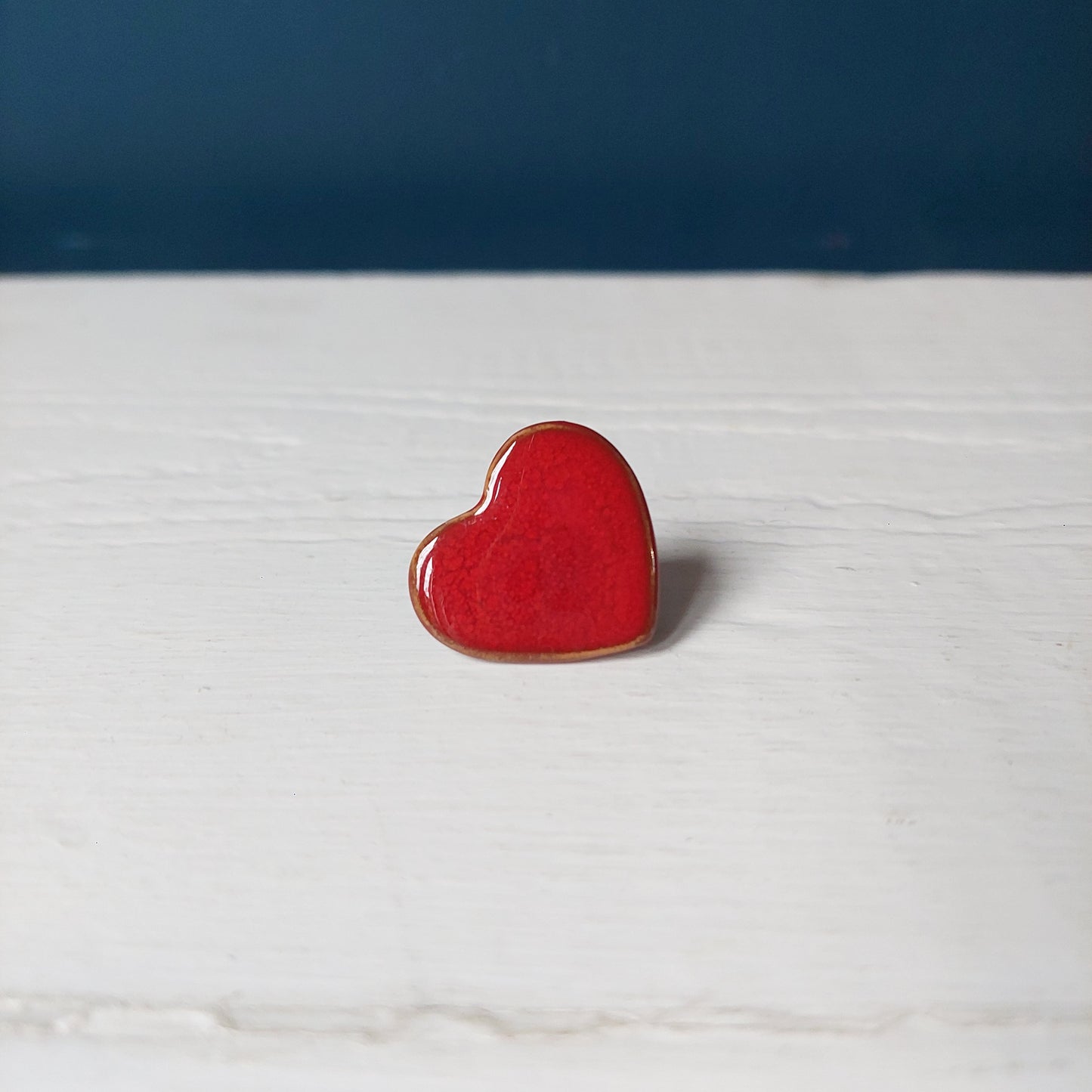 Spilla cuore piccola, in ceramica rossa con retro in metallo.