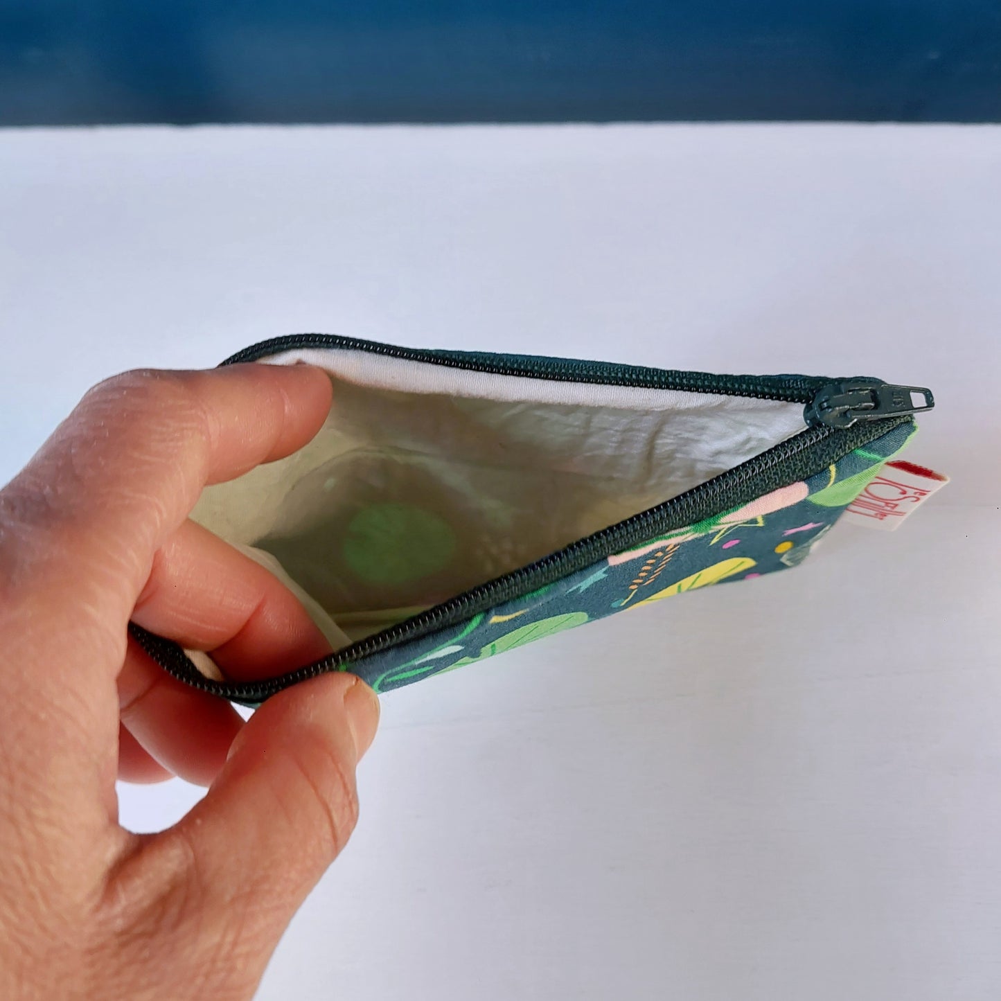 Pochette Le ranette in cotone su fondo verde scuro, foderata