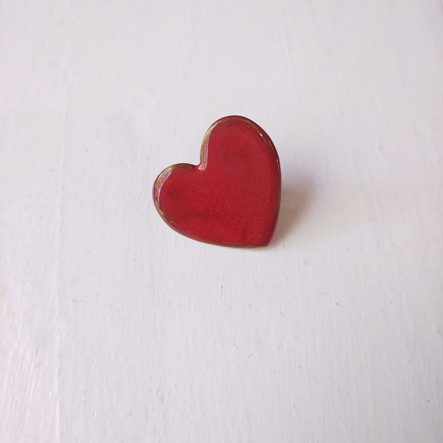 Spilla a cuore rossa in ceramica