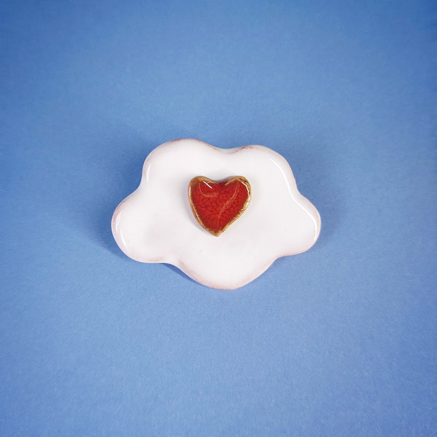 Spilla Nuvola bianca con cuoricino rosso in ceramica