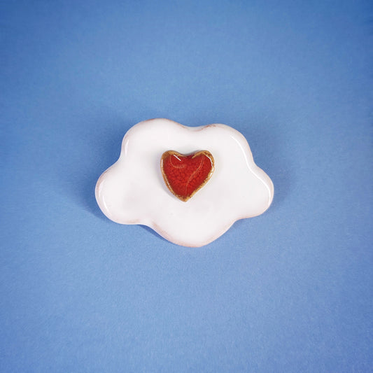 Spilla Nuvola bianca con cuoricino rosso in ceramica
