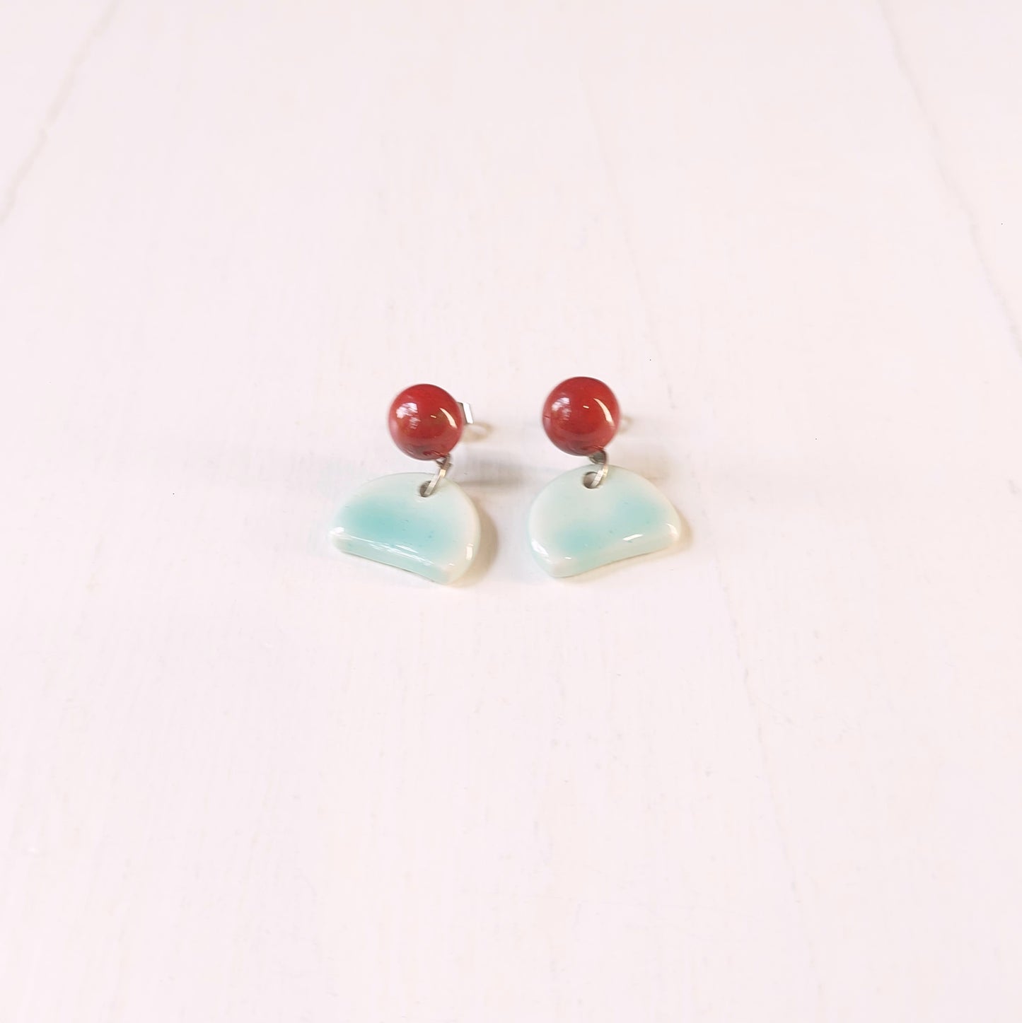 Orecchini pendenti in ceramica rossa bombata e ceramica bianca, in cinque varianti colore.