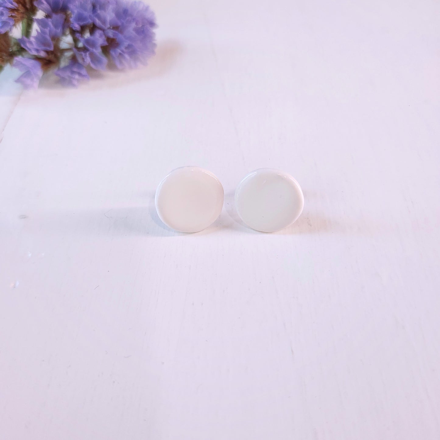 Orecchini Bottone bianco a lobo in ceramica e base in metallo in sei varianti colore