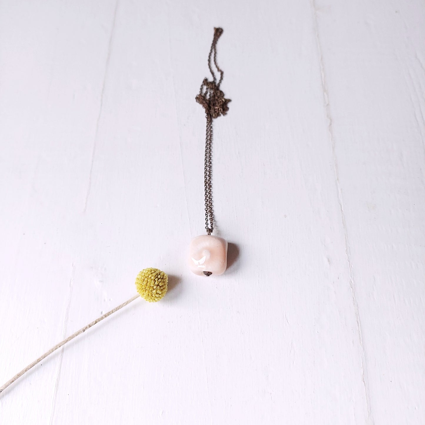 Collana Sesamo con perla in ceramica rosa e catena in metallo