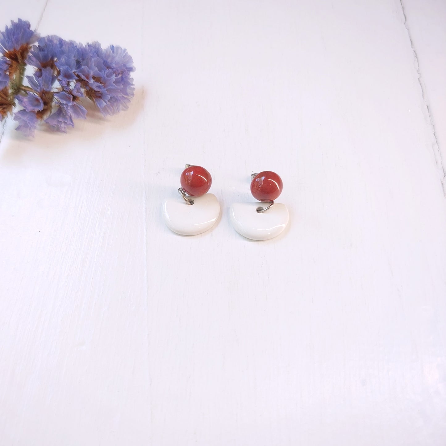 Orecchini pendenti in ceramica rossa bombata e ceramica bianca, in tre varianti colore.