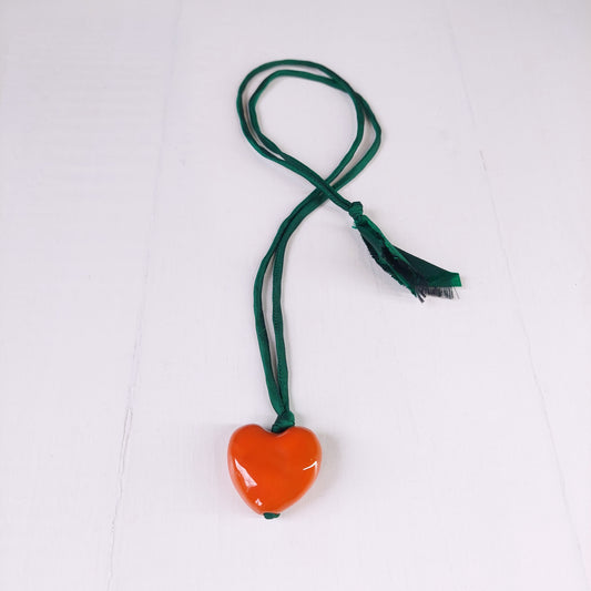 Collana "A metterci il cuore" da donna con cuore in ceramica arancione e laccio in seta verde