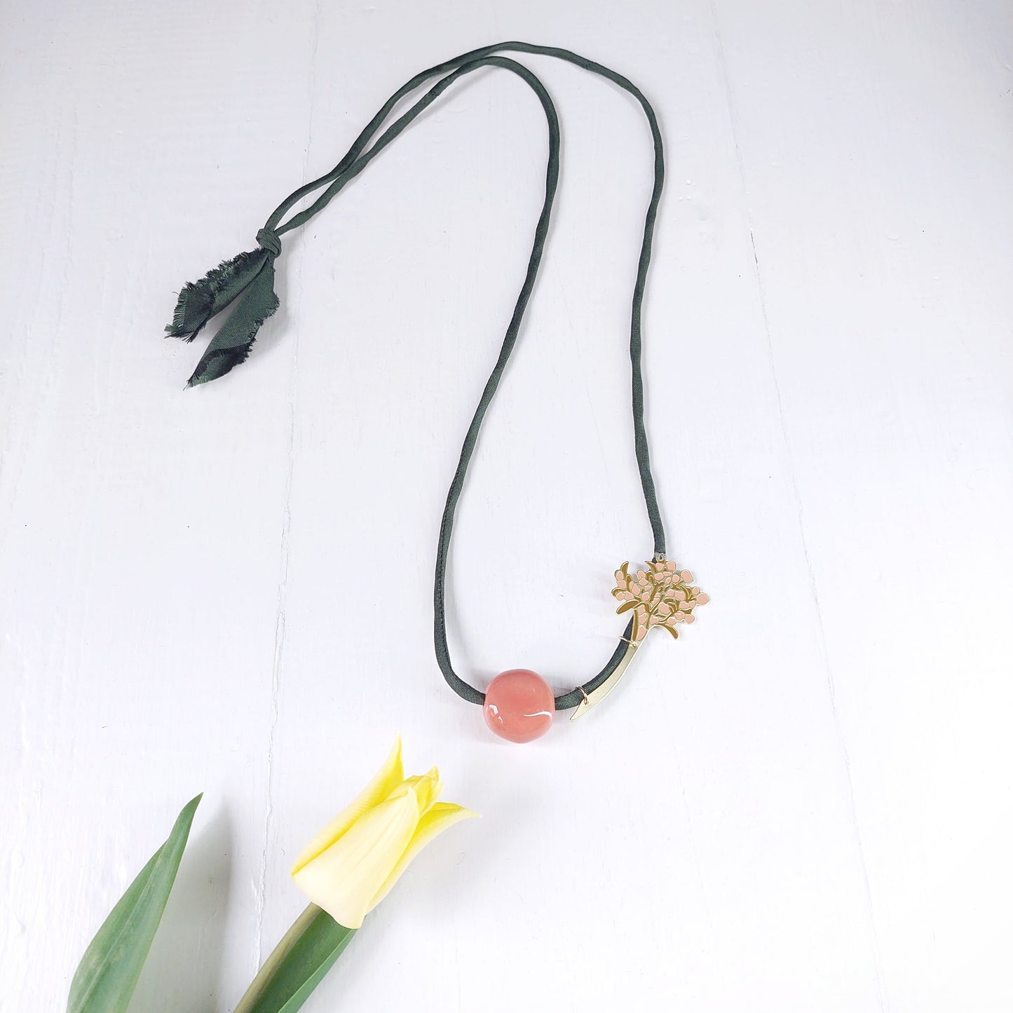 Collana donna con perla in ceramica rosa, alberello in metallo dorato smaltato e laccio in seta verde.