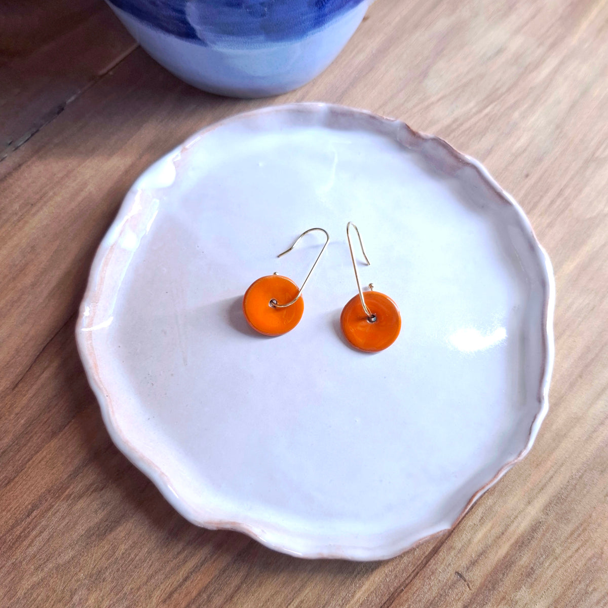 Orecchini Sospiro pendenti in ceramica arancione.