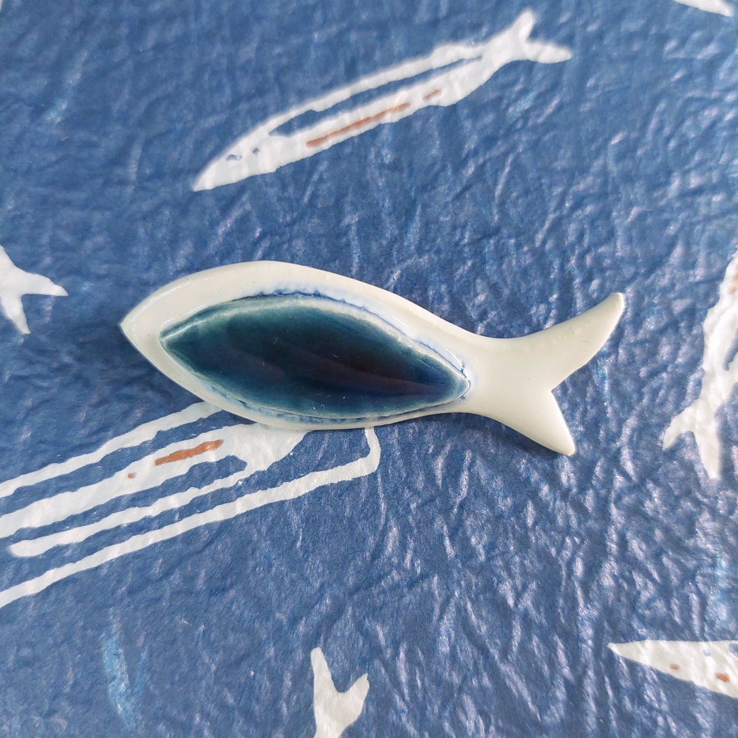 Spilla Pesciolino in ceramica bianco e azzurra in 3 varianti colore