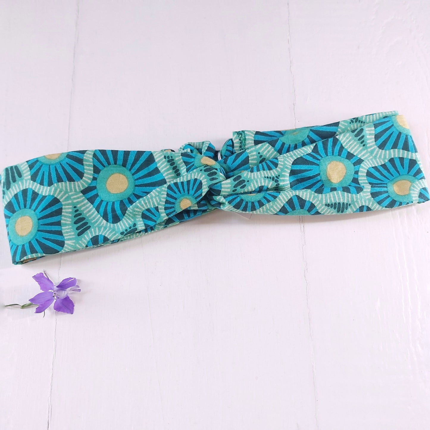 Fascia per capelli con fantasia  azzurra, gialla e bianca.