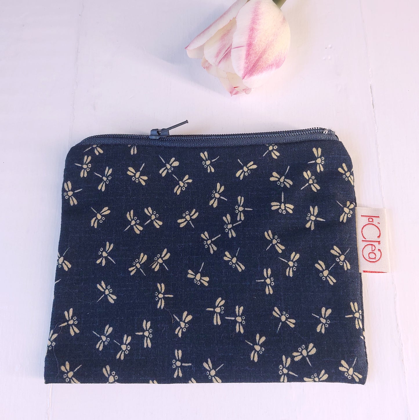 Pochette Libellule con tessuto in cotone blu, foderata in due varianti colore.