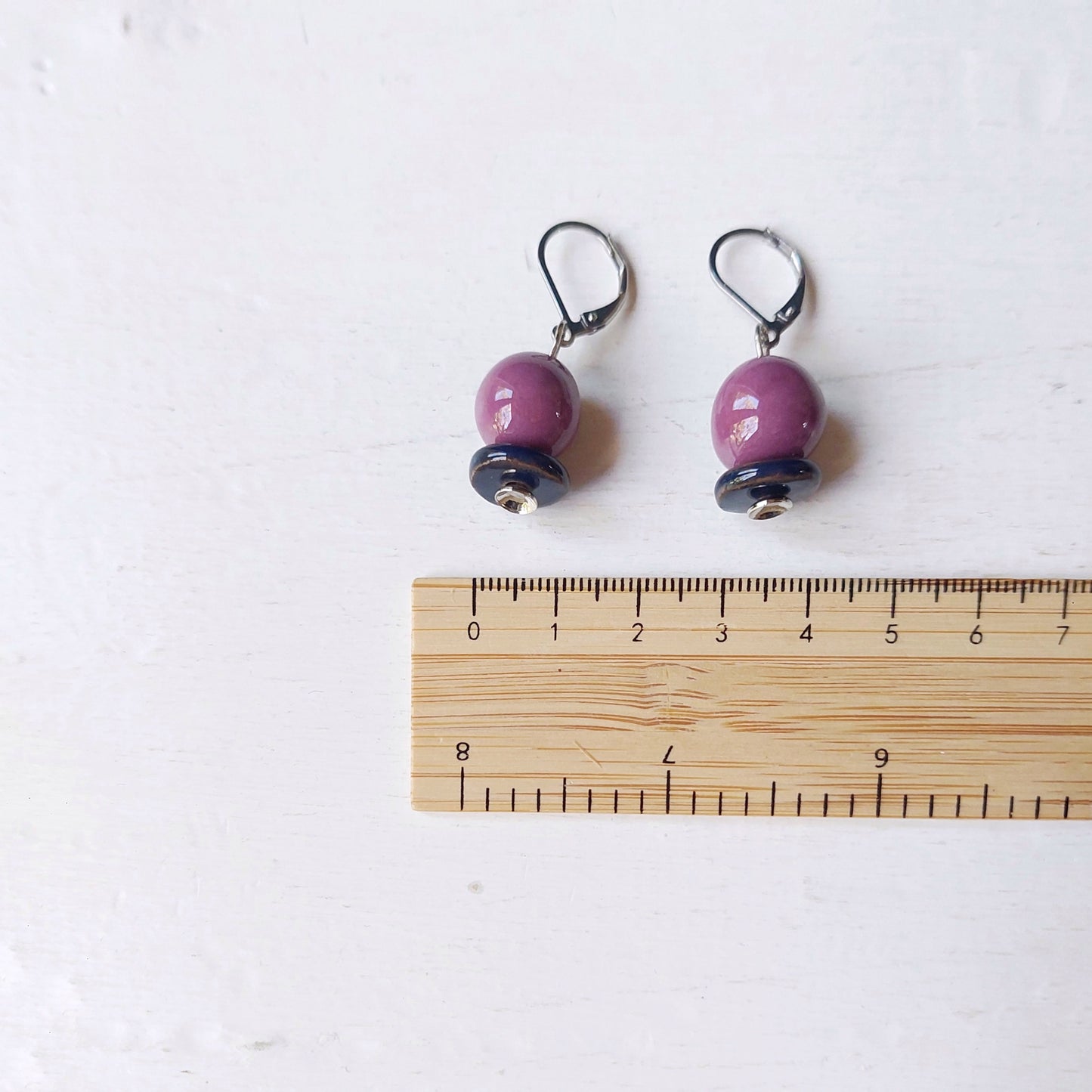 Orecchini Madame pendenti in ceramica bianca e rossa, in cinque varianti colori.