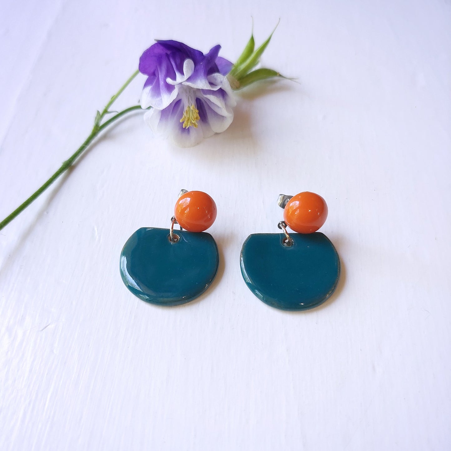 Orecchini pendenti "Le comari" con perle in ceramica color verde e arancione.