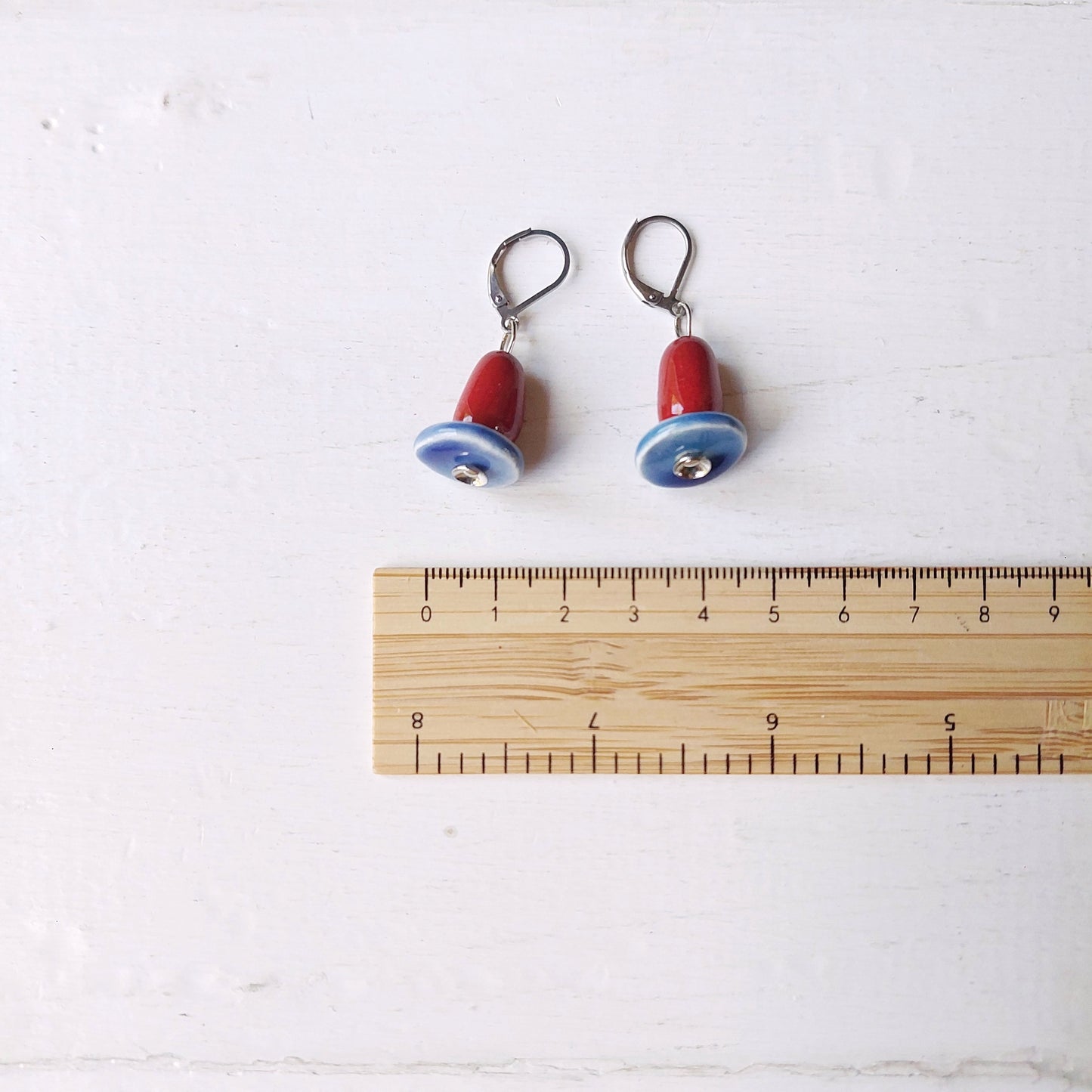 Orecchini Madame pendenti in ceramica bianca e rossa, in cinque varianti colori.