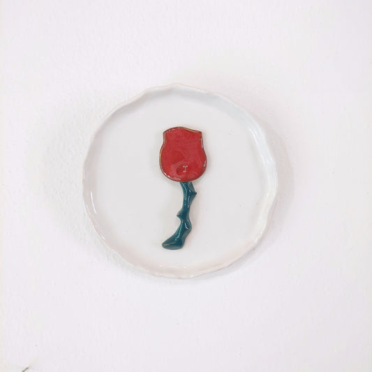 Formella in ceramica bianca con rosa in rilievo.