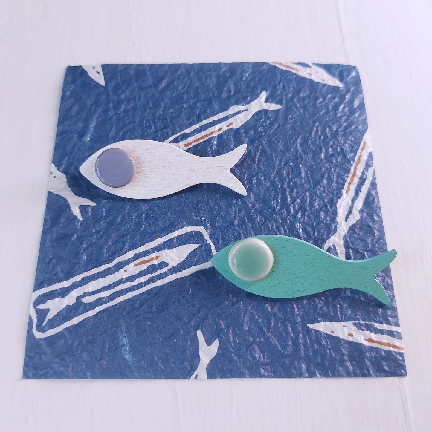 Spilla Pesciolino in legno bianco e ceramica azzurra in 2 varianti colore