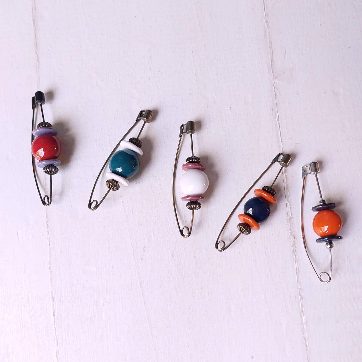 Spilla Madame rossa e azzurra in ceramica, cinque varianti colore.