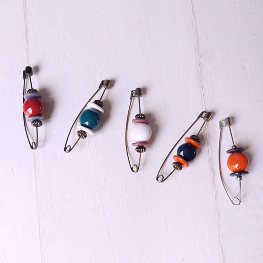 Spilla Madame rossa e azzurra in ceramica, cinque varianti colore.