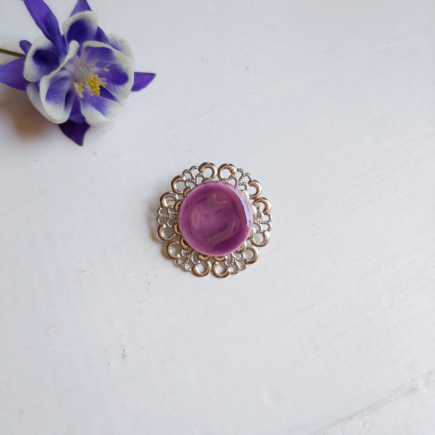 Spilla Romantica con perla in ceramica bianca e supporto in metallo in 4  varianti colore