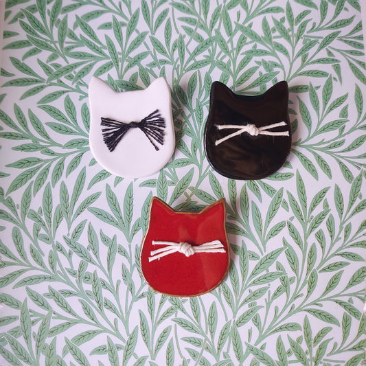 Spille Gatto in ceramica rossa con baffi bianchi, in 3 varianti colore