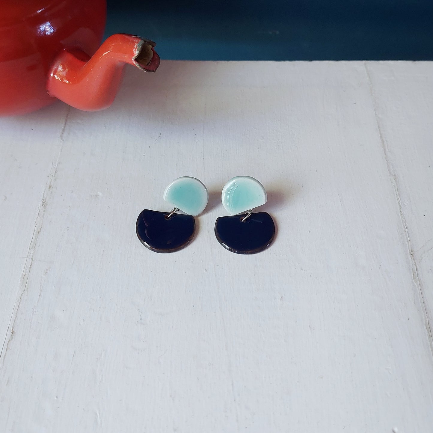 Orecchini pendenti Lune in ceramica blu e rossa in tre varianti colore