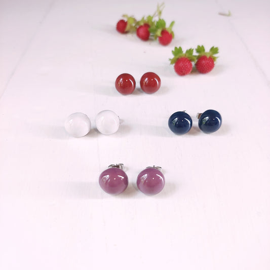 Orecchini bombati con perla in ceramica rossa in quattro varianti colore.