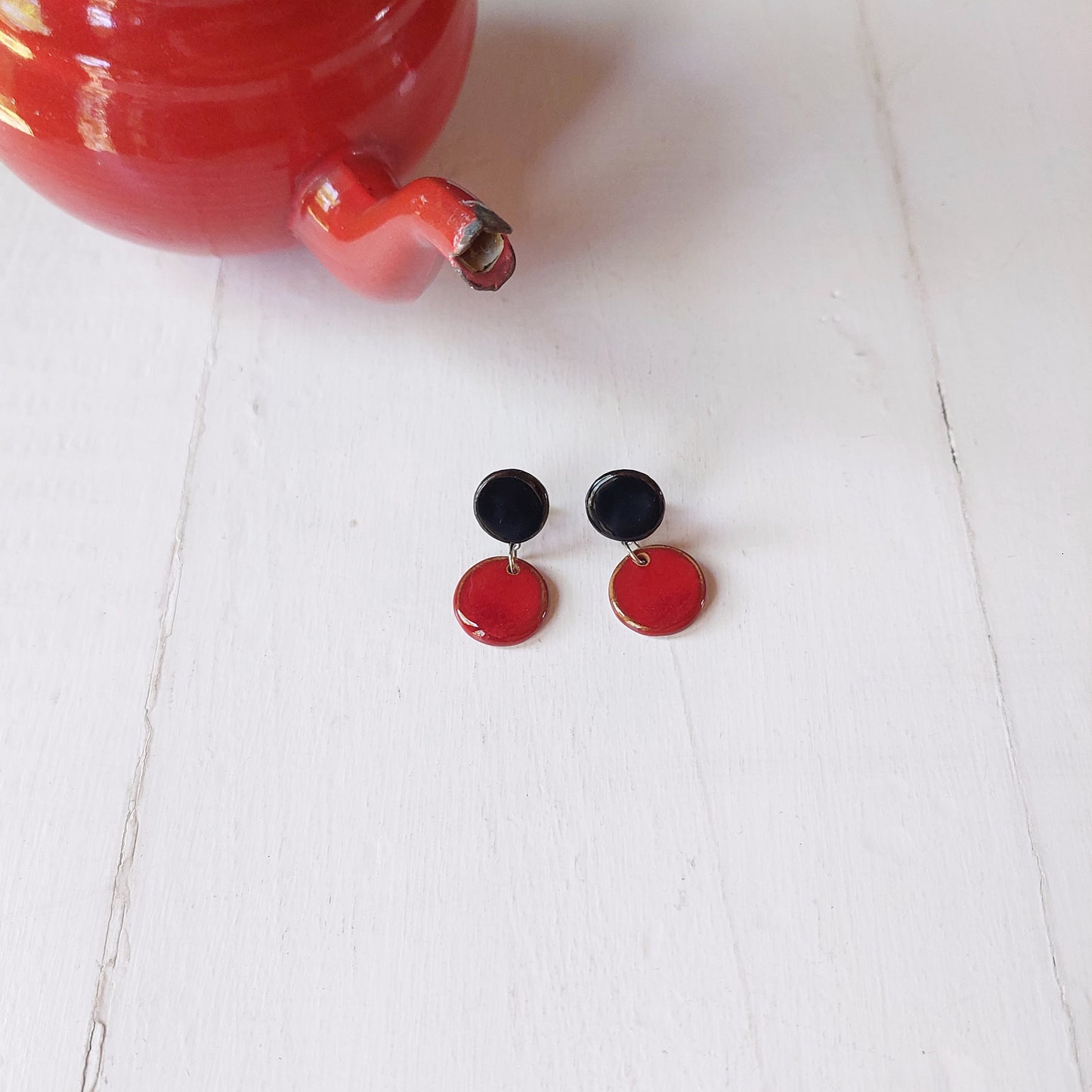 Orecchini Viaggi pendenti con perle in ceramica in tre varianti colore