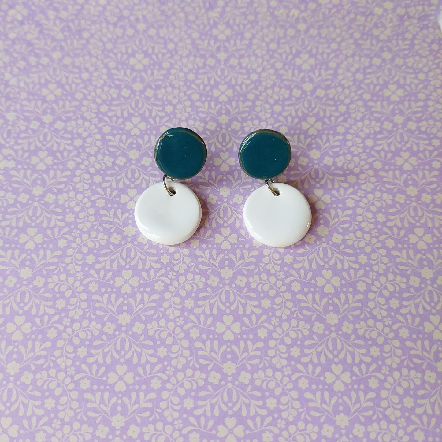 Orecchini Viaggi pendenti con perle in ceramica in tre varianti colore