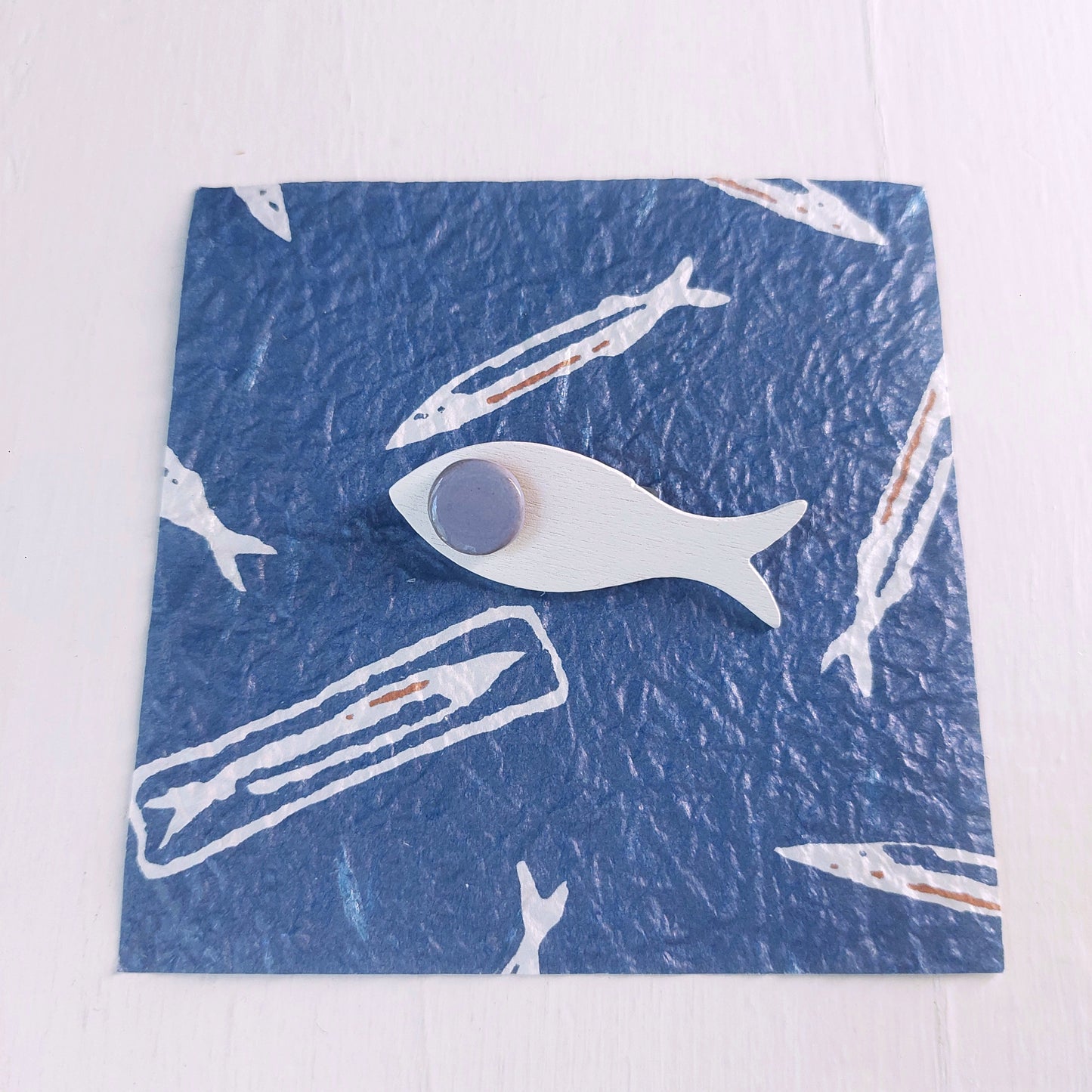 Spilla Pesciolino in legno bianco e ceramica azzurra in 2 varianti colore